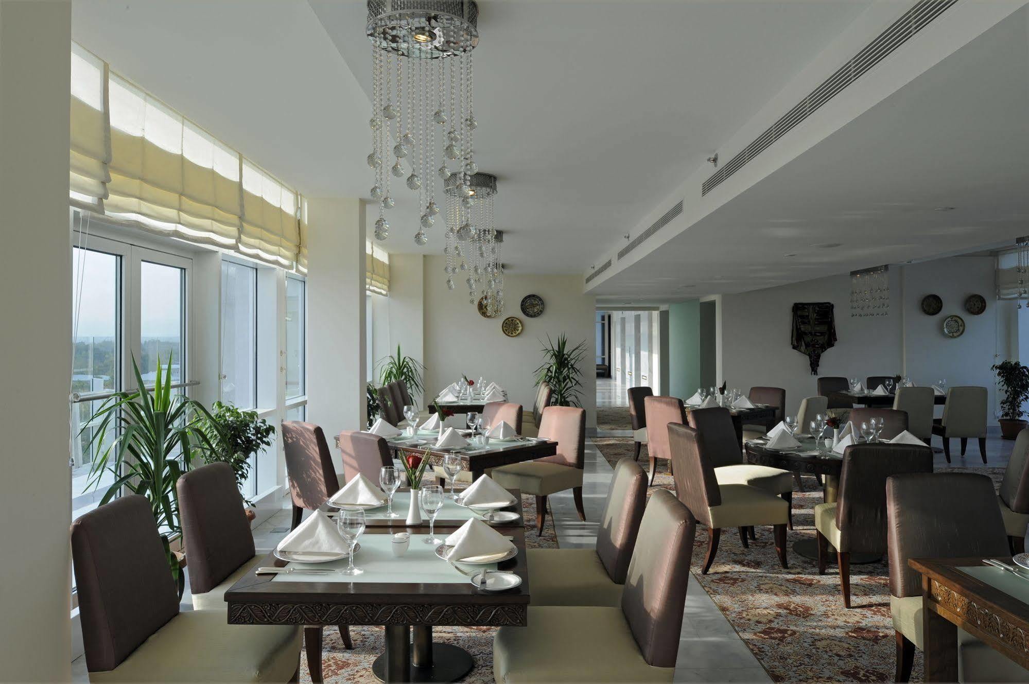 Dushanbe Serena Hotel Restaurace fotografie